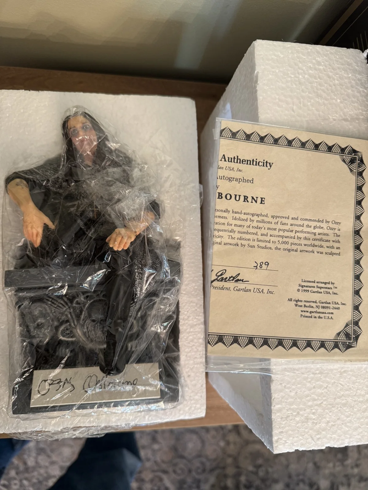Ozzy Osbourne — Ozzy Osbourne 1999 Gartlan Porcelain 7"Figurine 389/5000 Personally Autographed, изображение 4