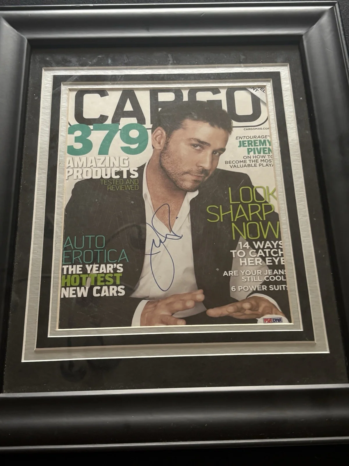 Jeremy Piven — Jeremy Piven Autographed 2006 Cargo Magazine Cover Entourage Ari Gold Framed PSA, image 2