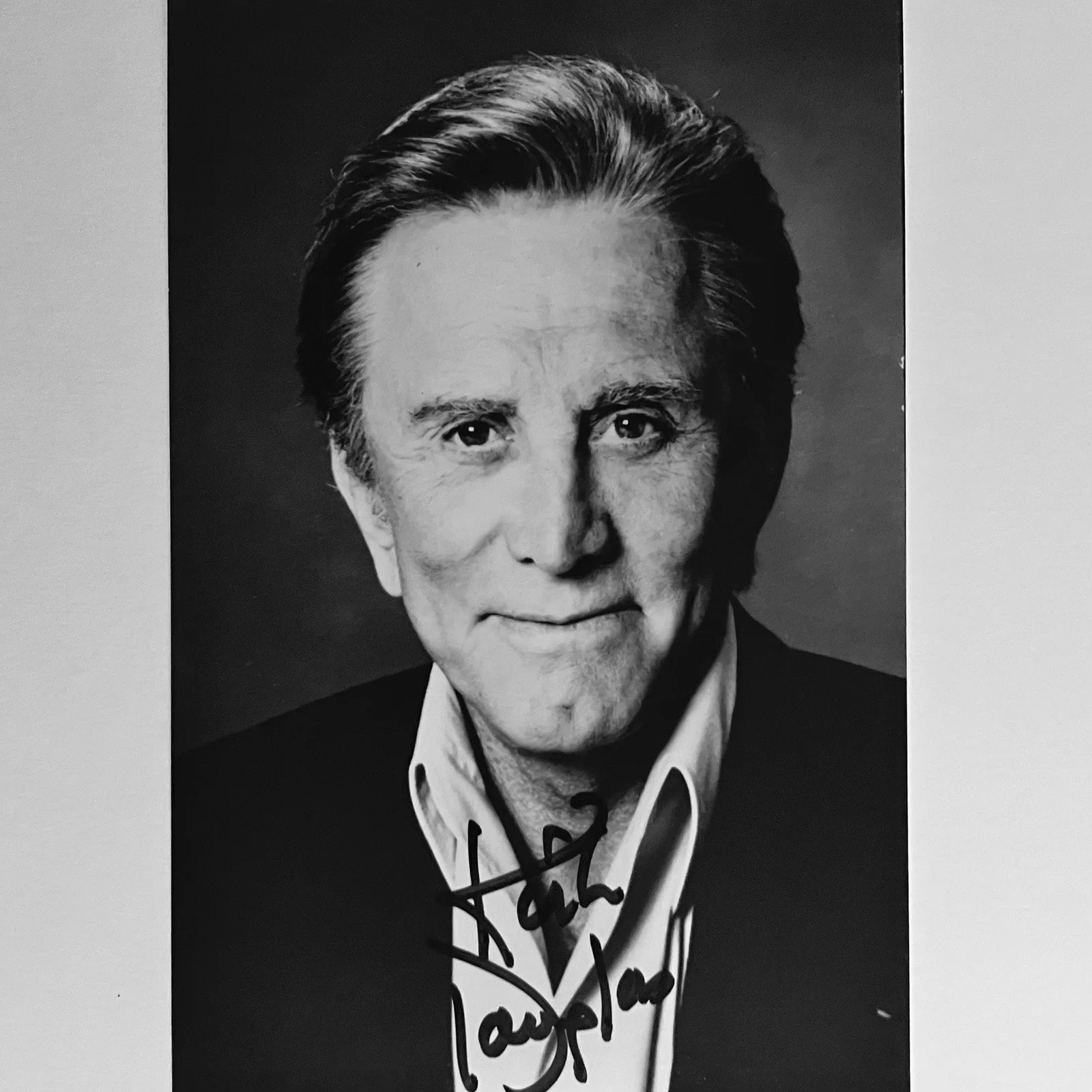 Kirk Douglas — KIRK DOUGLAS Signed Photo / JSA CERTIFIED / Spartacus, SATURN 3, 20000 Leagues..