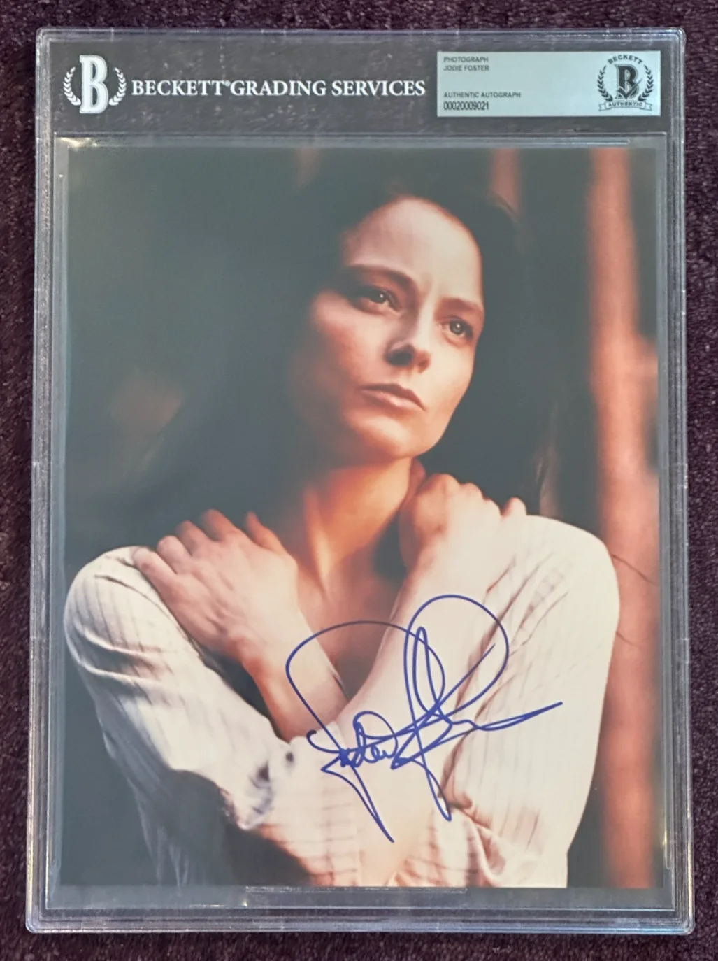 JODIE FOSTER — JODIE FOSTER Signed 8 X 10 PHOTO Beckett Encapsulated