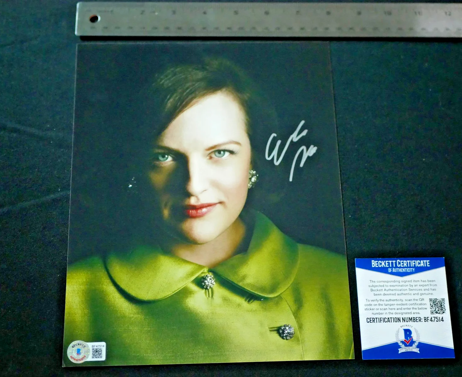 Elisabeth Moss — Elisabeth Moss Signed 8x10 "Mad Men" Photo (Peggy Olsen) CLOSEUP Beckett BAS