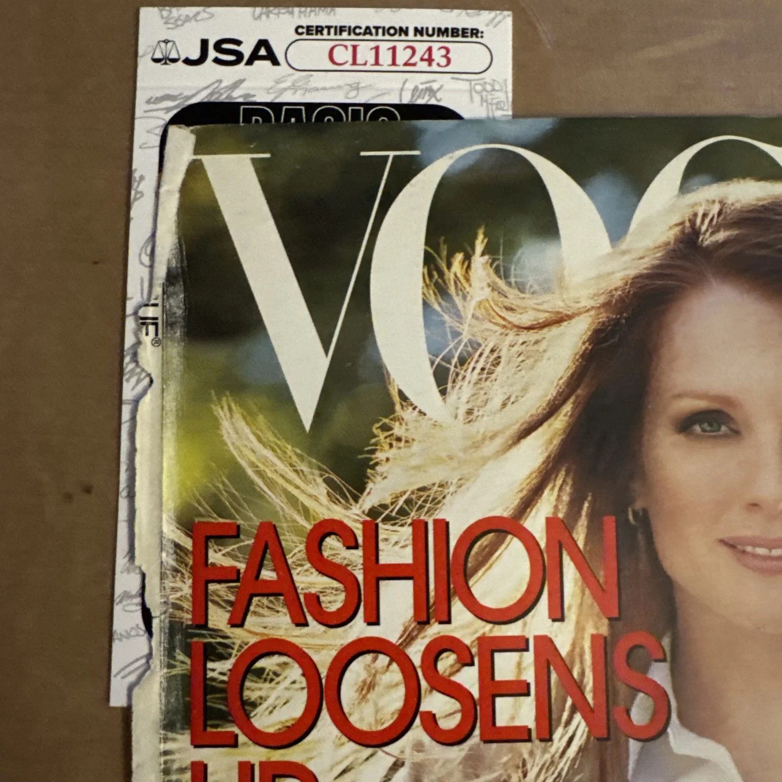 Julianne Moore — Julianne Moore Actress AUTOGRAPHED Signed January 2002 VOGUE Magazine Cover JSA, image 4