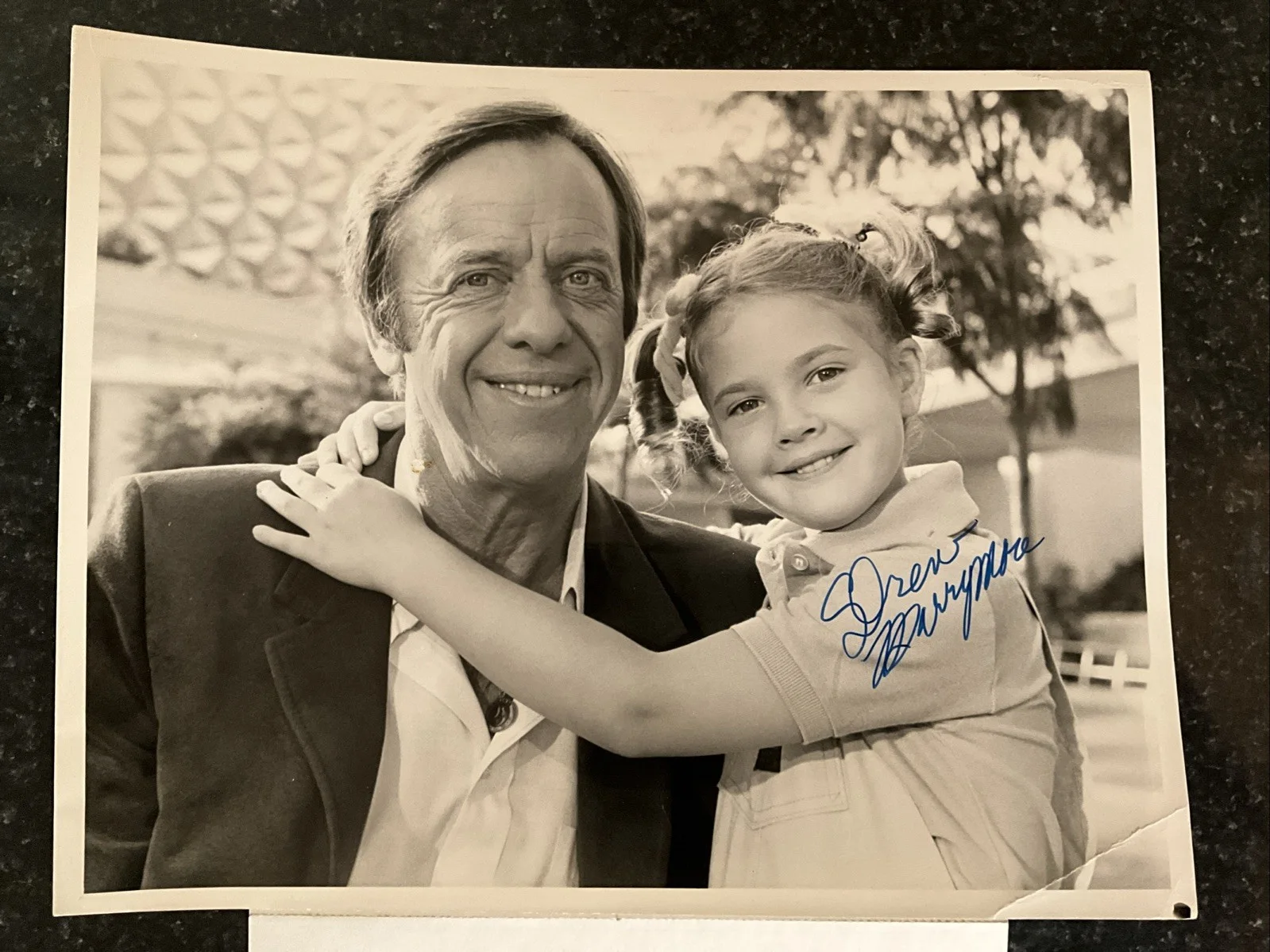 Drew Barrymore — Drew Barrymore Childhood Autograph 1986 Studio Press Photo Original w/ CBS notes, image 5