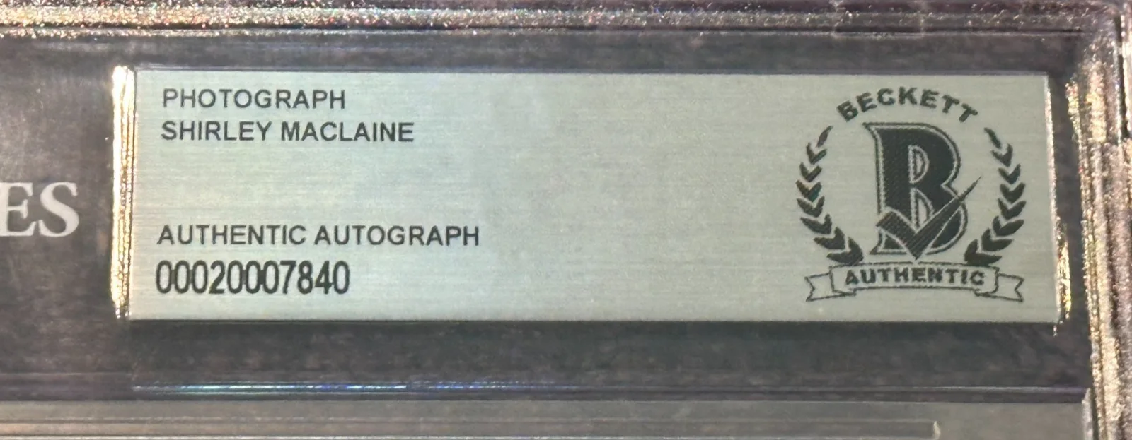SHIRLEY MacLAINE — SHIRLEY MacLAINE Signed 8 X 10 PHOTO Beckett Encapsulated, image 3
