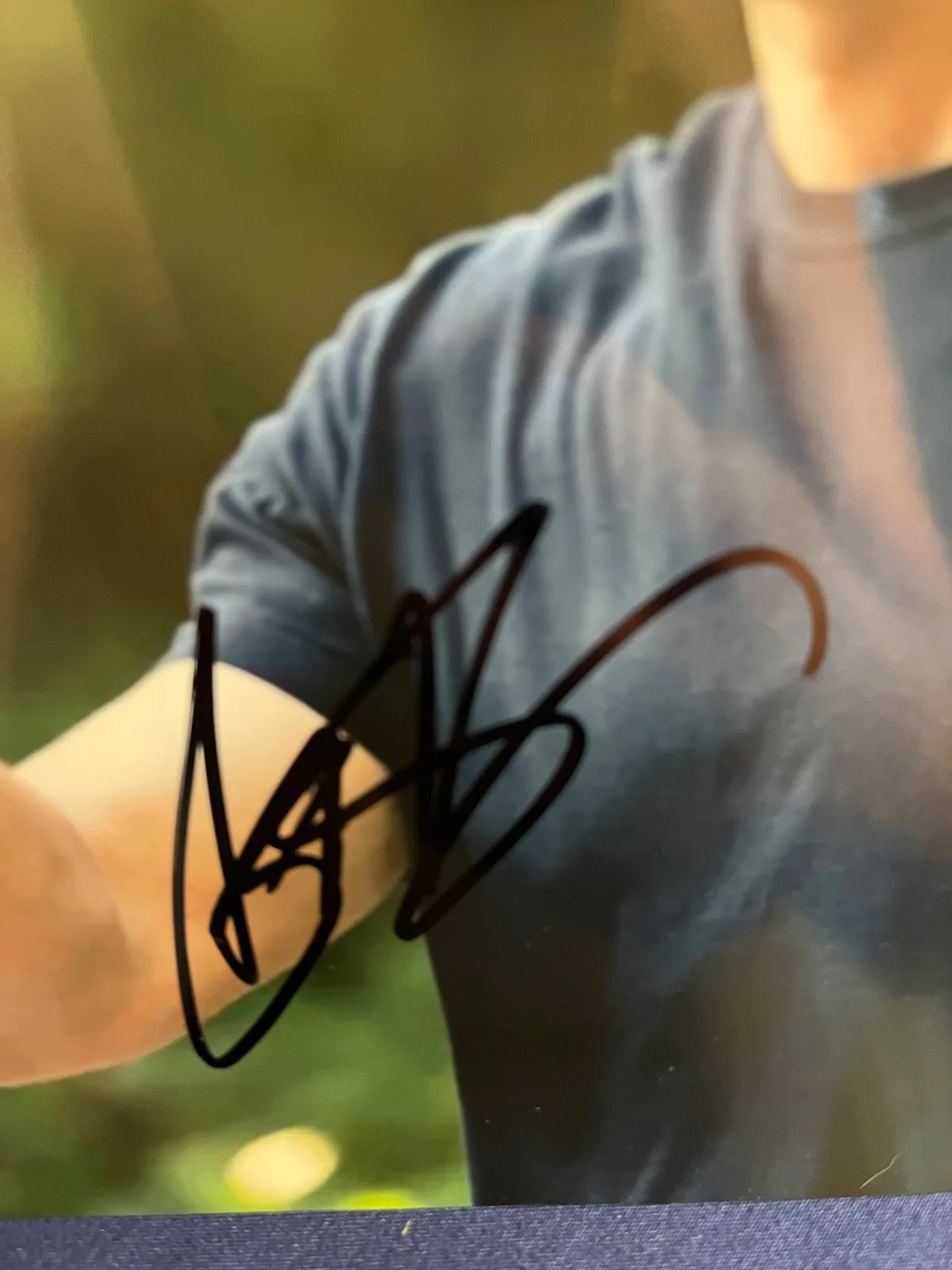 Justin Hartley — Justin Hartley Signed Autographed 8x10 Photo Tracker Proof, image 2