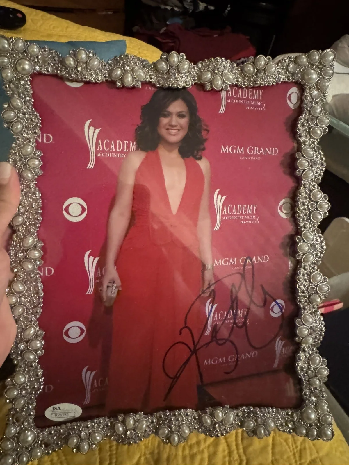 Kelly Clarkson — Kelly Clarkson Hand Signed Autographed MGM Grand Carpet event Photo Framed JSA