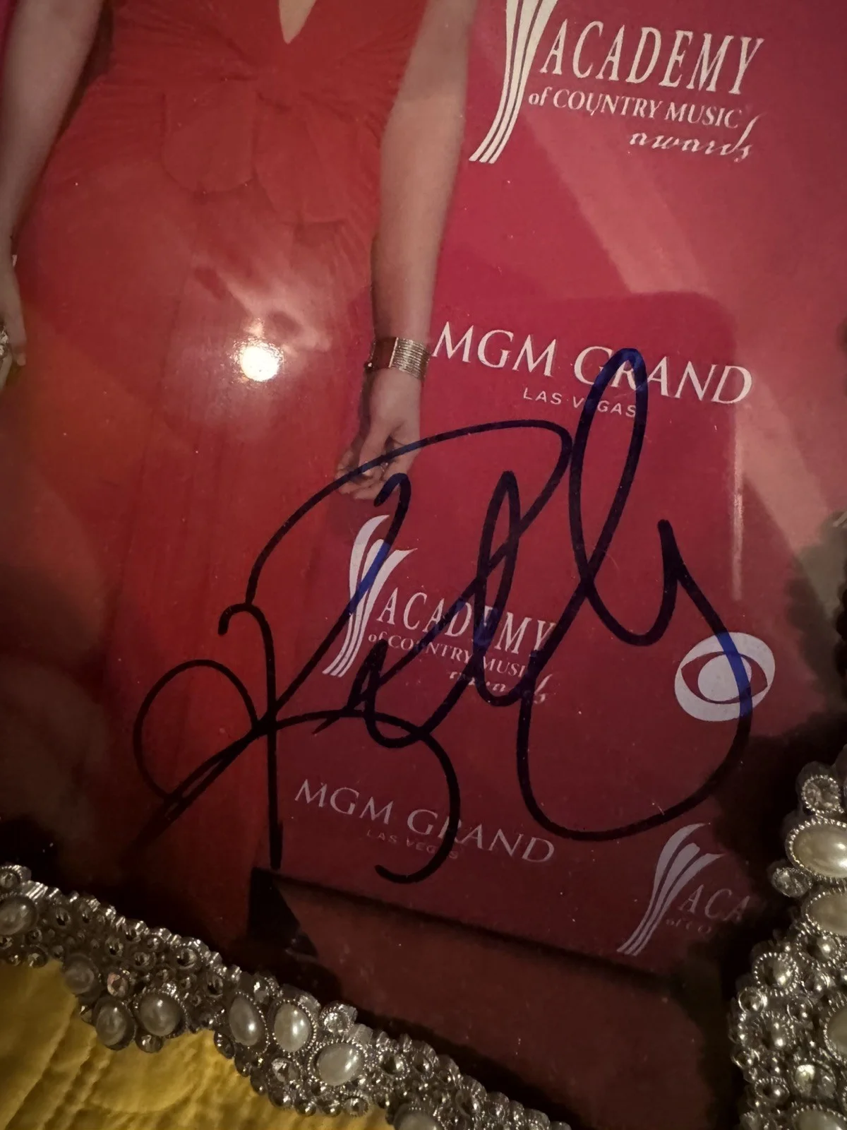 Kelly Clarkson — Kelly Clarkson Hand Signed Autographed MGM Grand Carpet event Photo Framed JSA, image 2