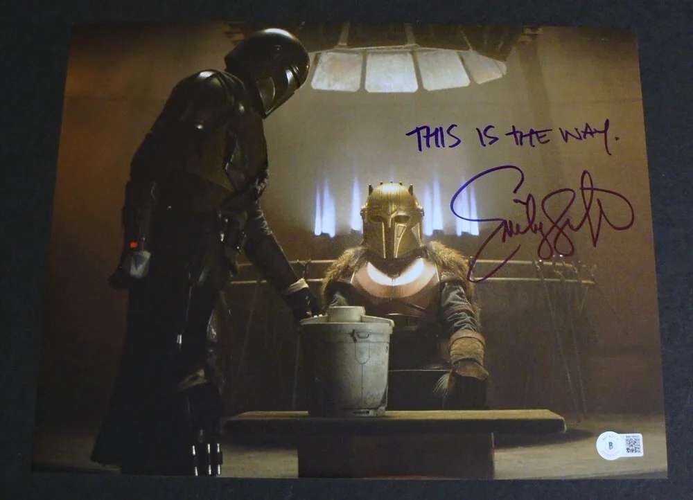 EMILY SWALLOW — Huge 11x14 EMILY SWALLOW SIGNED Mandalorian Armorer Photo with "This is the Way", изображение 4