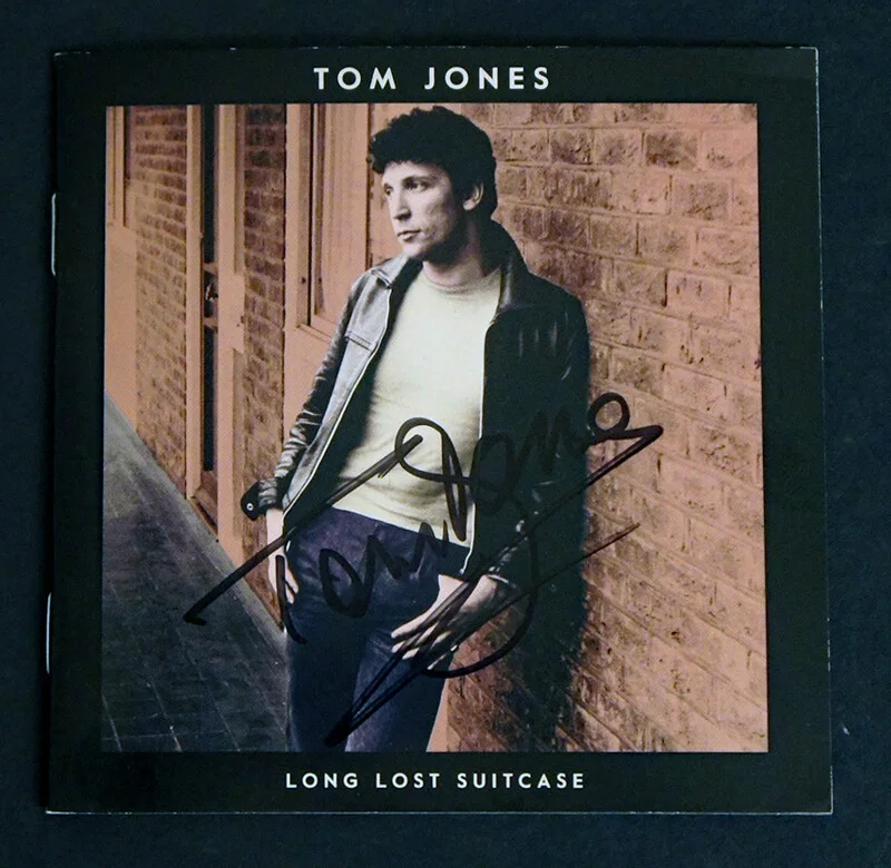 *BECKETT Certified* - TOM JONES SIGNED in Person CD - LONG LOST SUITCASE!, изображение 2