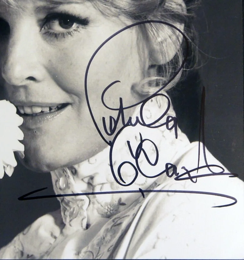 *Beckett Certified* PETULA CLARK SIGNED 8x10 Photo, "Downtown" British Invasion, изображение 2