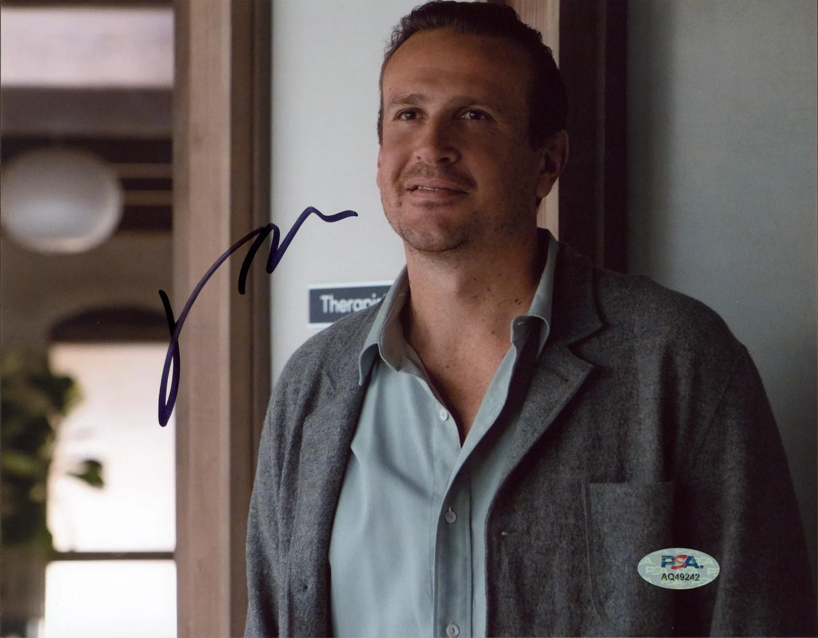 Jason Segel — Jason Segel Shrinking Authentic Signed 8x10 Horizontal Photo PSA/DNA #AQ49242