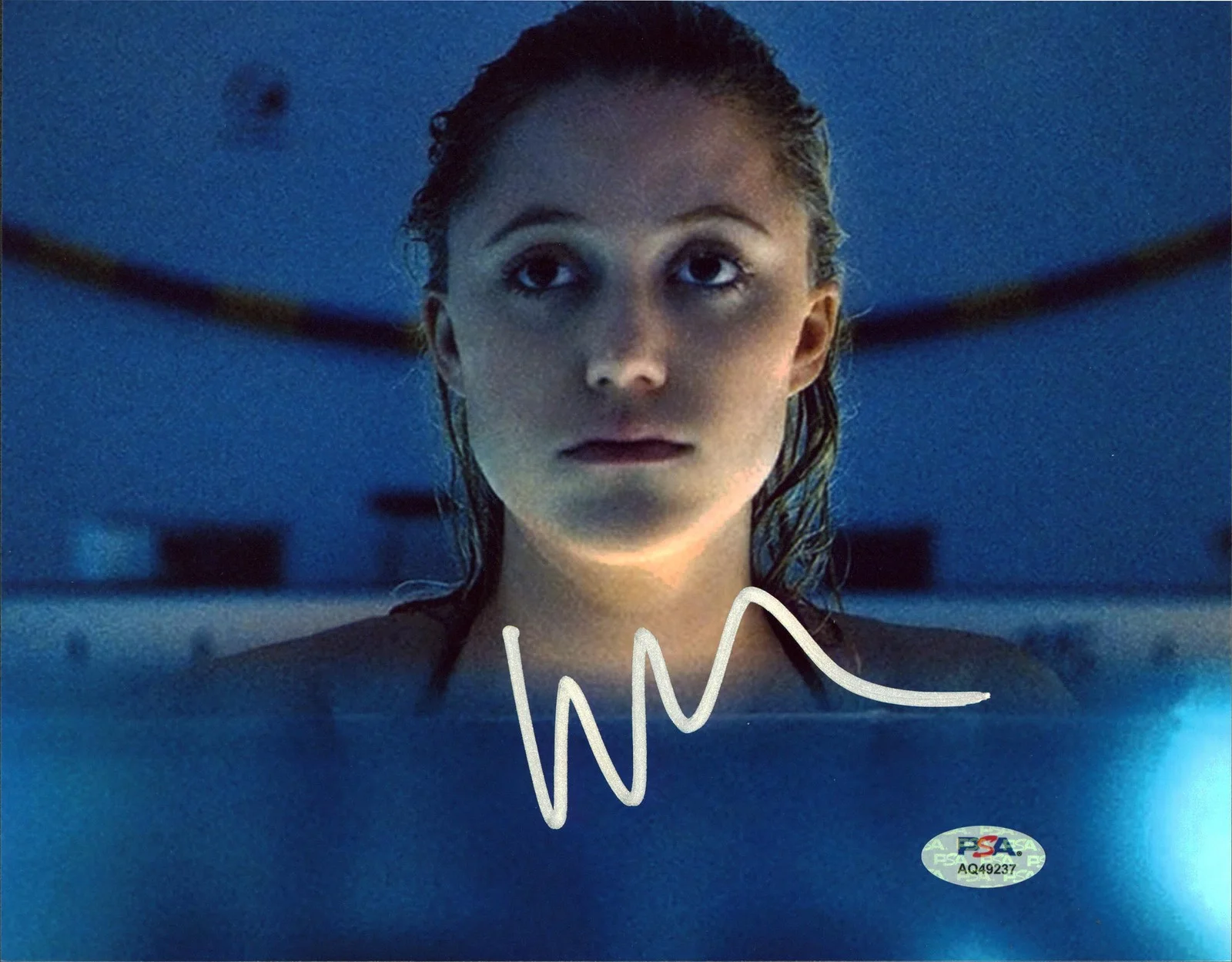 Maika Monroe — Maika Monroe It Follows Authentic Signed 8x10 Horizontal Photo PSA/DNA #AQ49237
