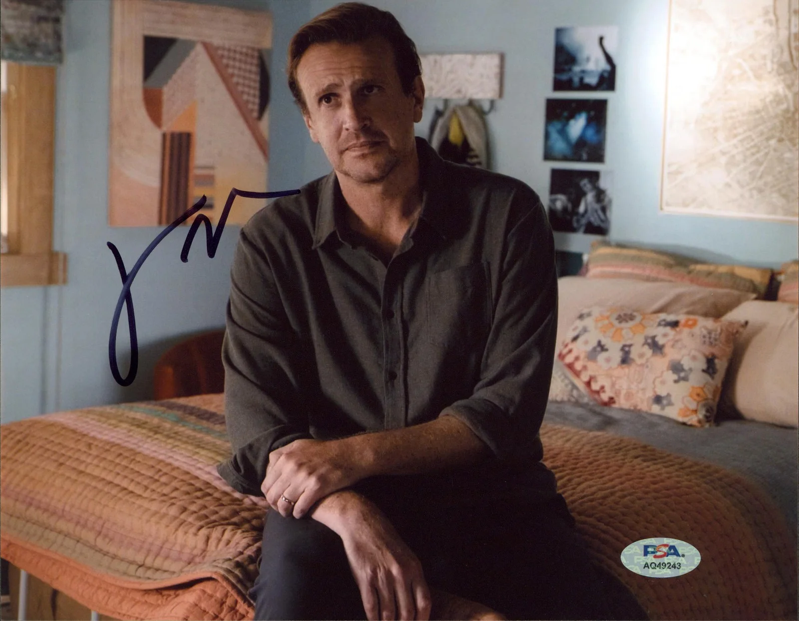 Jason Segel — Jason Segel Shrinking Authentic Signed 8x10 Horizontal Photo PSA/DNA #AQ49243