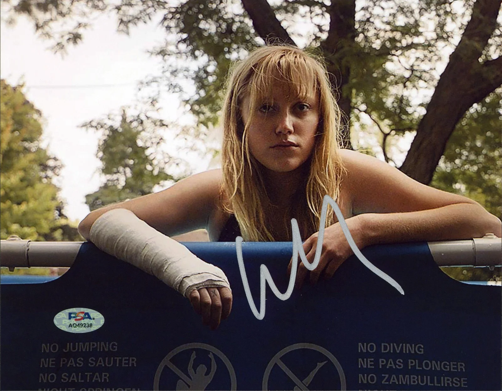 Maika Monroe — Maika Monroe It Follows Authentic Signed 8x10 Horizontal Photo PSA/DNA #AQ49238