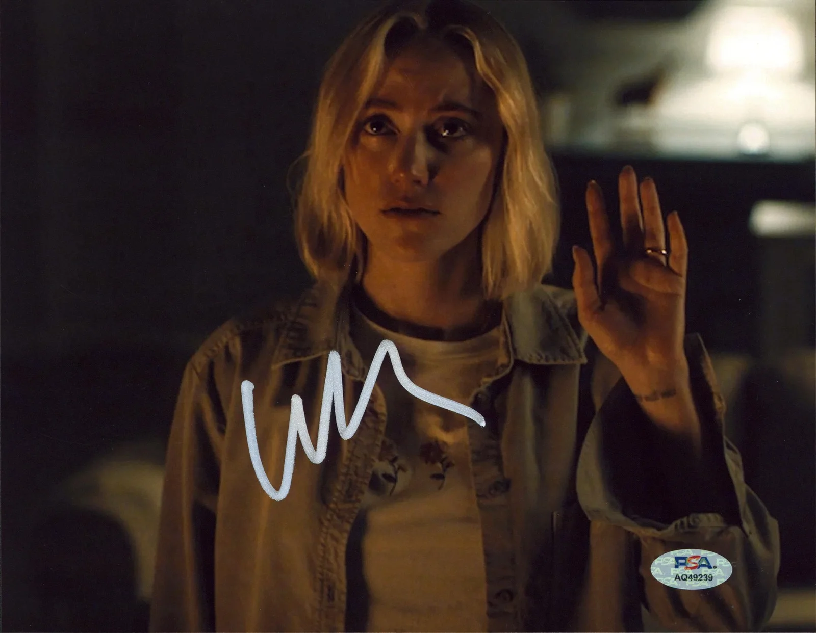 Maika Monroe — Maika Monroe Watcher Authentic Signed 8x10 Horizontal Photo PSA/DNA #AQ49239