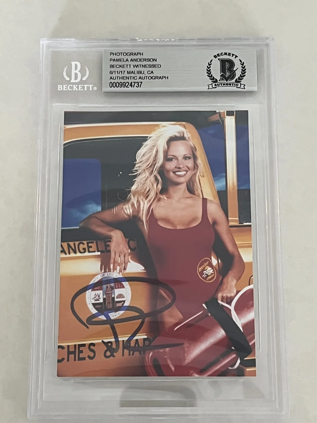 Pamela Anderson — Pamela Anderson Signed 3.5x5 Photo / Beckett Witnessed / Baywatch C.J. Parker