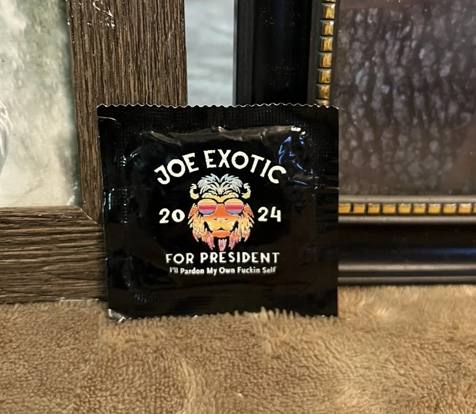 Tiger King Memorabilia Lot, 2 Framed 8’10 Photos And A Joe For President Condom, изображение 2