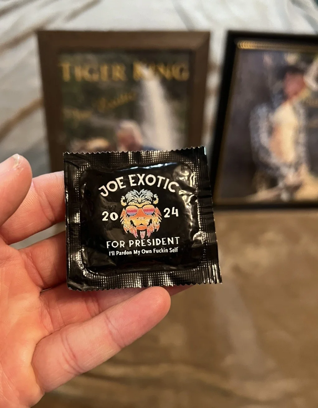 Tiger King Memorabilia Lot, 2 Framed 8’10 Photos And A Joe For President Condom, изображение 3