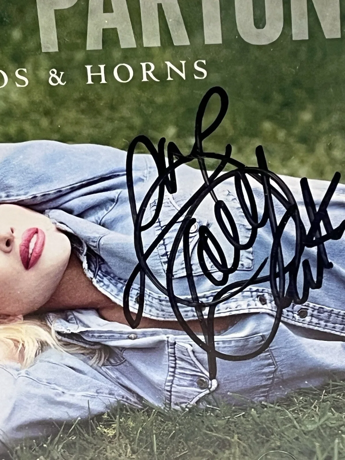 PRISTINE DOLLY PARTON SIGNED PSA HALOS & HORNS CD AUTOGRAPH MINT!, image 5