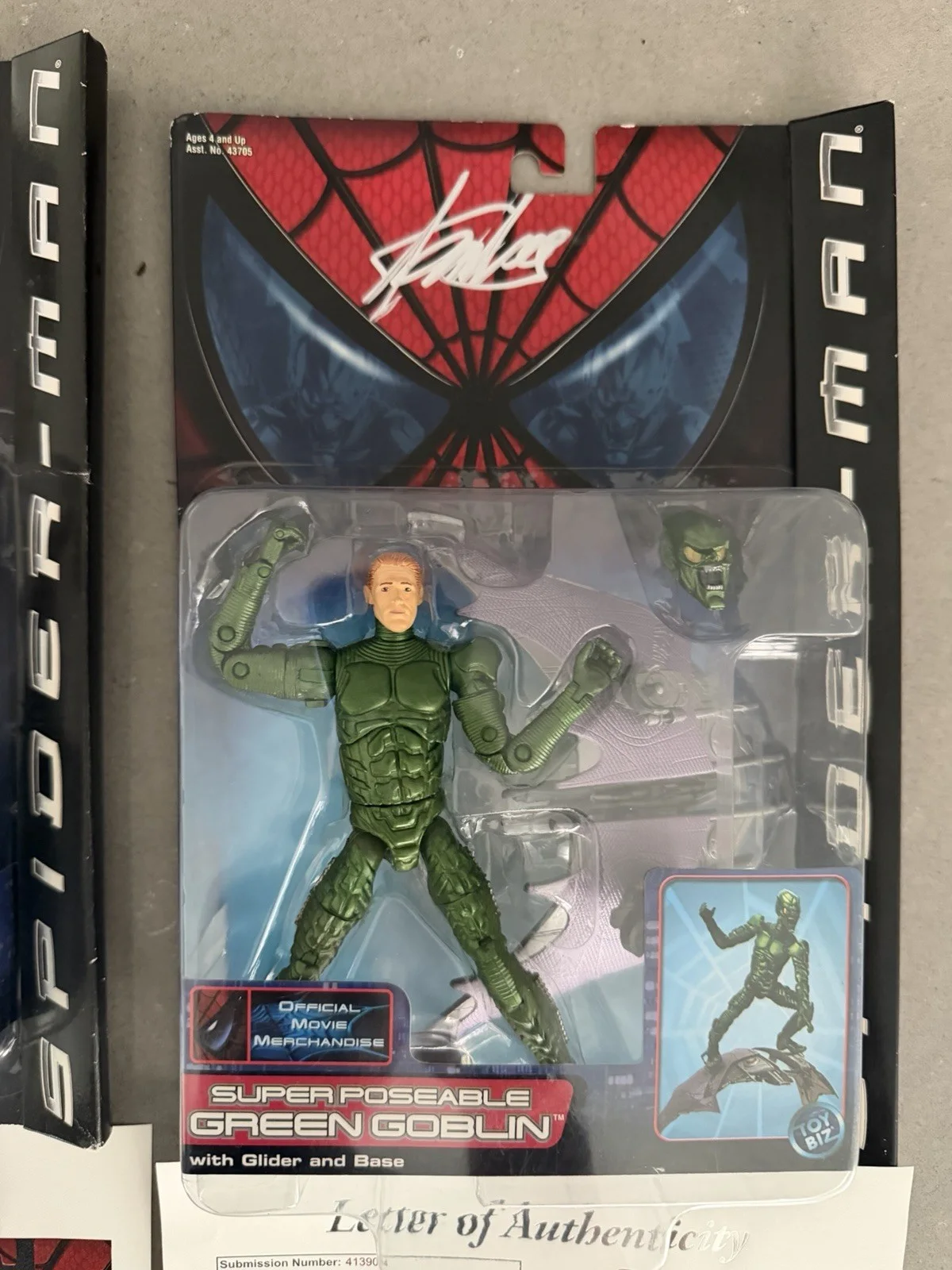 Stan Lee — 2PC SET STAN LEE SIGNED AUTO 2001 TOY BIZ SPIDER-MAN GREEN GOBLIN FIGURES JSA, изображение 2