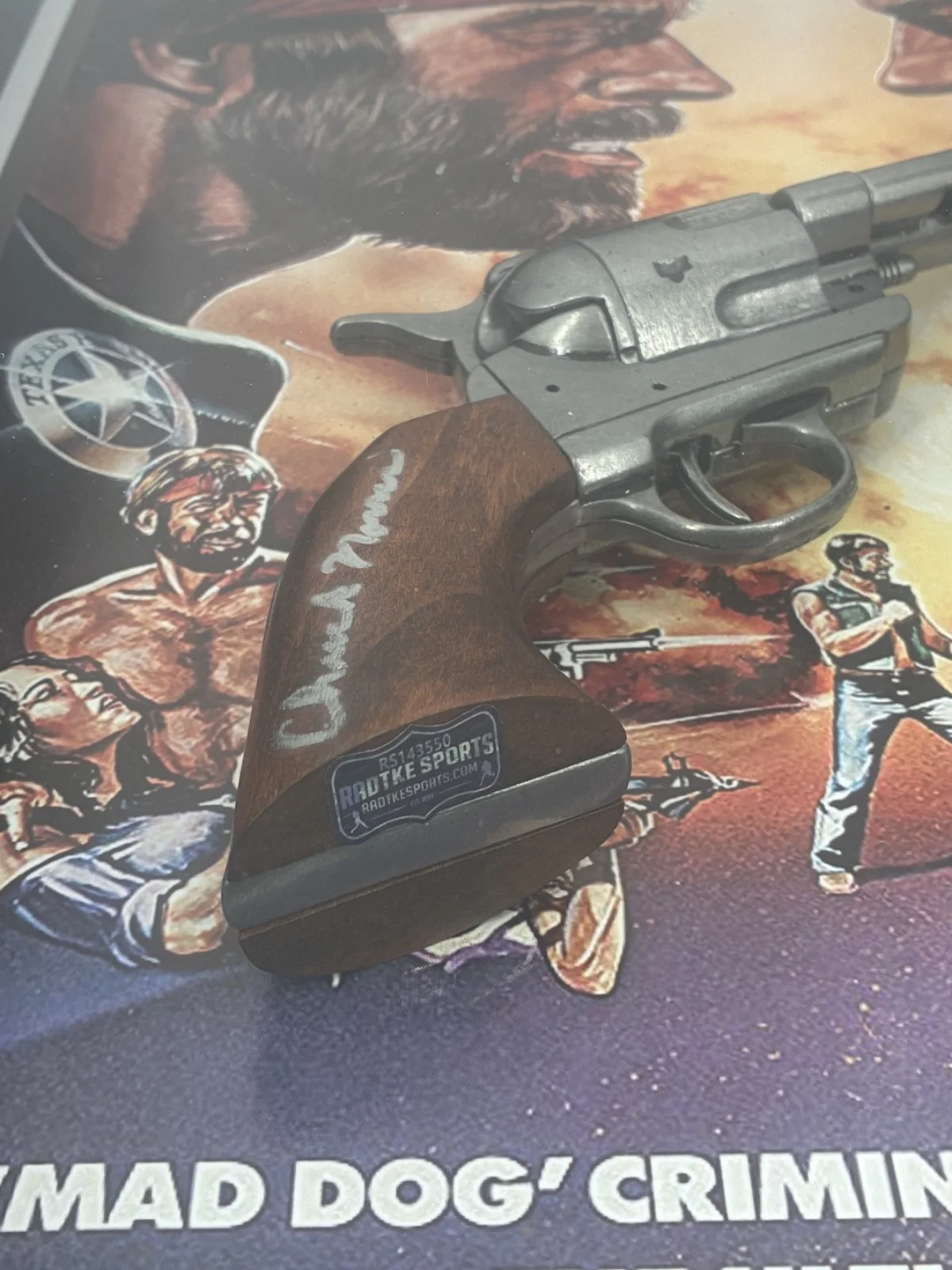 Chuck Norris Signed Autographed Prop Gun Framed Lone Wolf Mcquade Poster Radtke, изображение 3