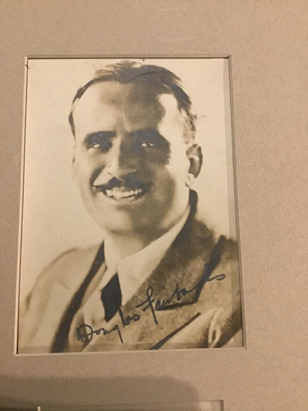 Douglas Fairbanks Sr — Douglas Fairbanks Sr. Very Rare & Early 1928 Signed Autographed Matted 7x9 + Cut, image 2