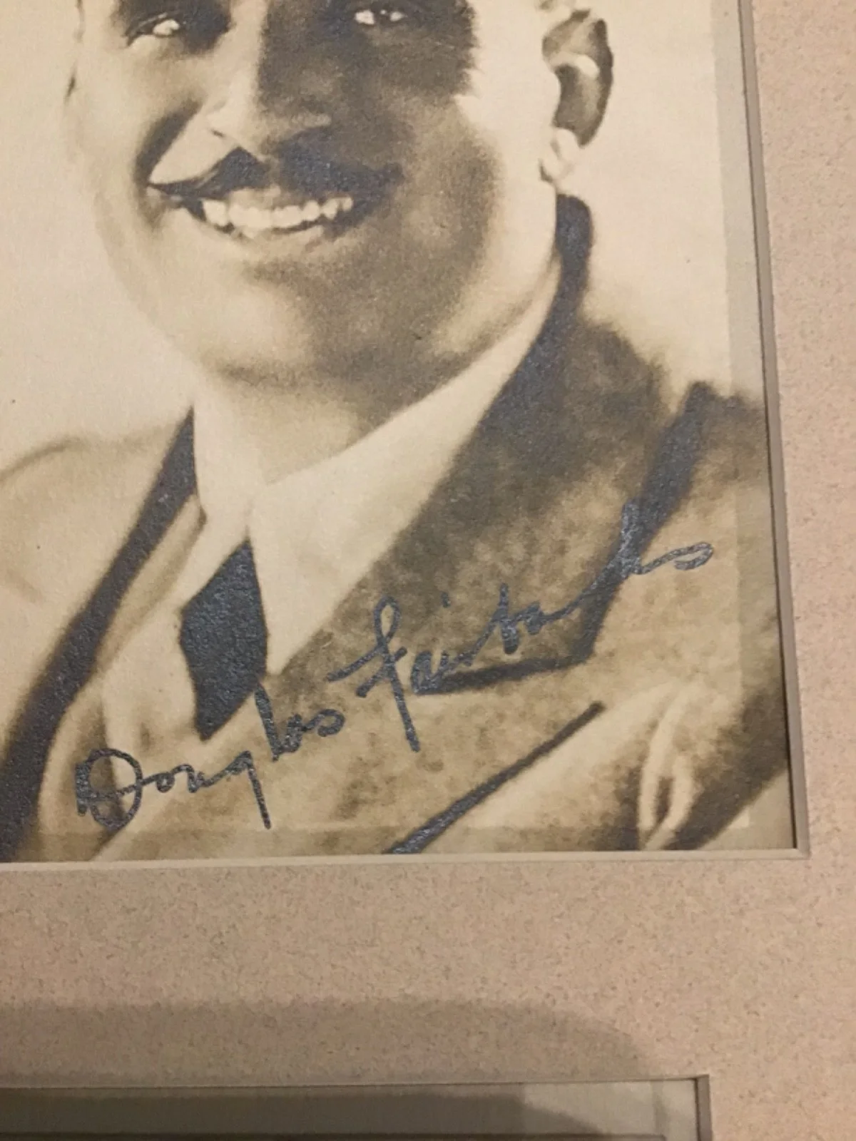 Douglas Fairbanks Sr — Douglas Fairbanks Sr. Very Rare & Early 1928 Signed Autographed Matted 7x9 + Cut, image 4