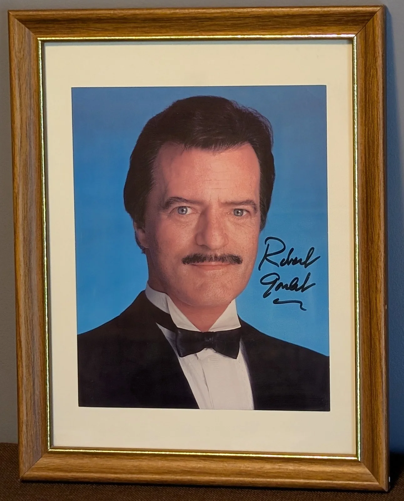 Robert Goulet — Robert Goulet Signed 8" x 10" Photo - Broadway and Hollywood Legend - With Frame