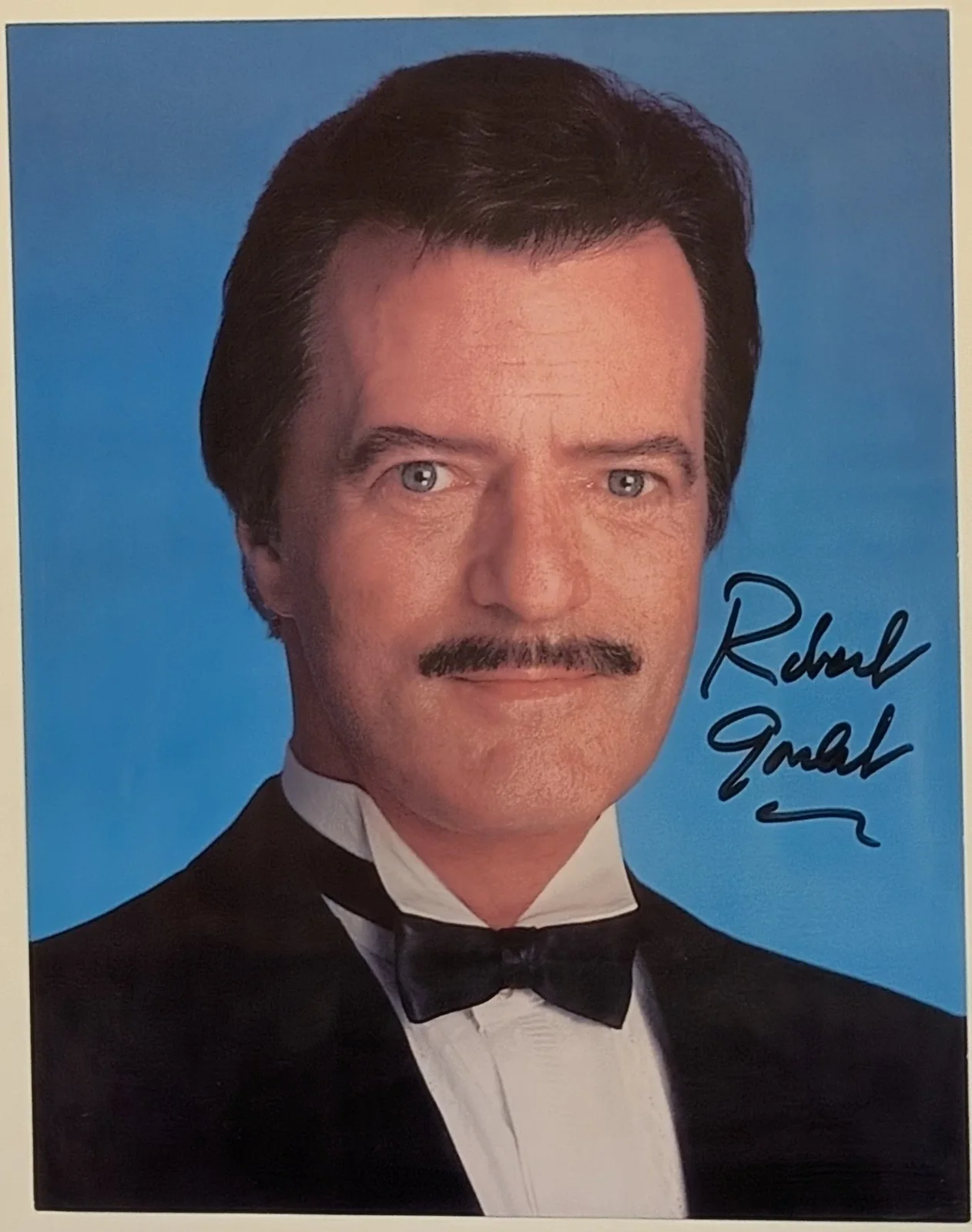 Robert Goulet — Robert Goulet Signed 8" x 10" Photo - Broadway and Hollywood Legend - With Frame, изображение 2