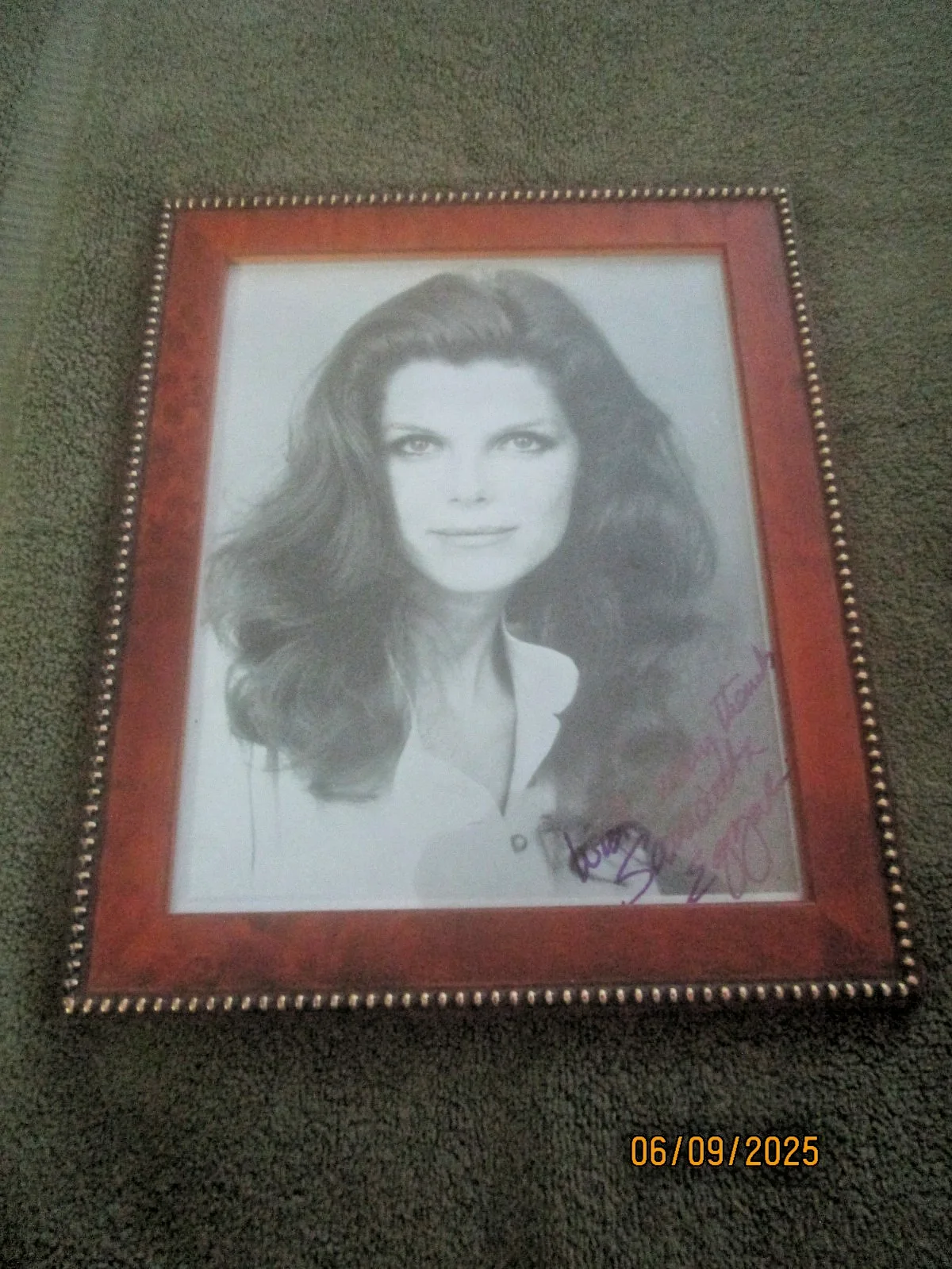 Samantha Eggar — SAMANTHA EGGAR GLAMOUR PHOTO, (signed, mint in lovely wooden frame)