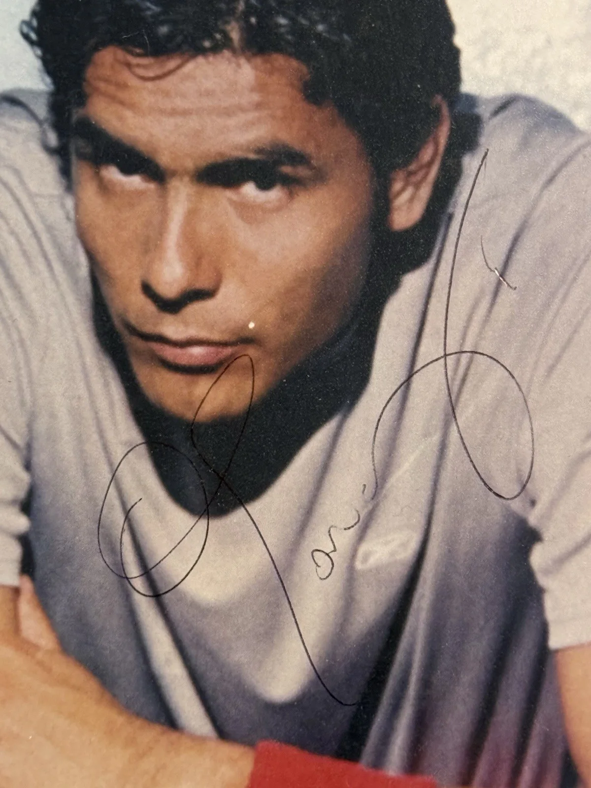 Original Autographed Movie Photograph Signed Person Gray Shirt Red Wristband, изображение 2