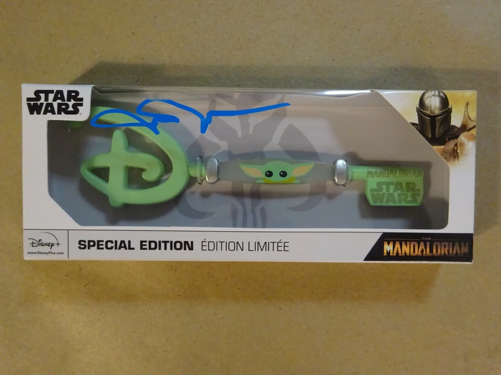 John Rosengrant — SIGNED JOHN ROSENGRANT DISNEY Star Wars MANDALORIAN Plastic Key BECKETT BAS COA, image 2