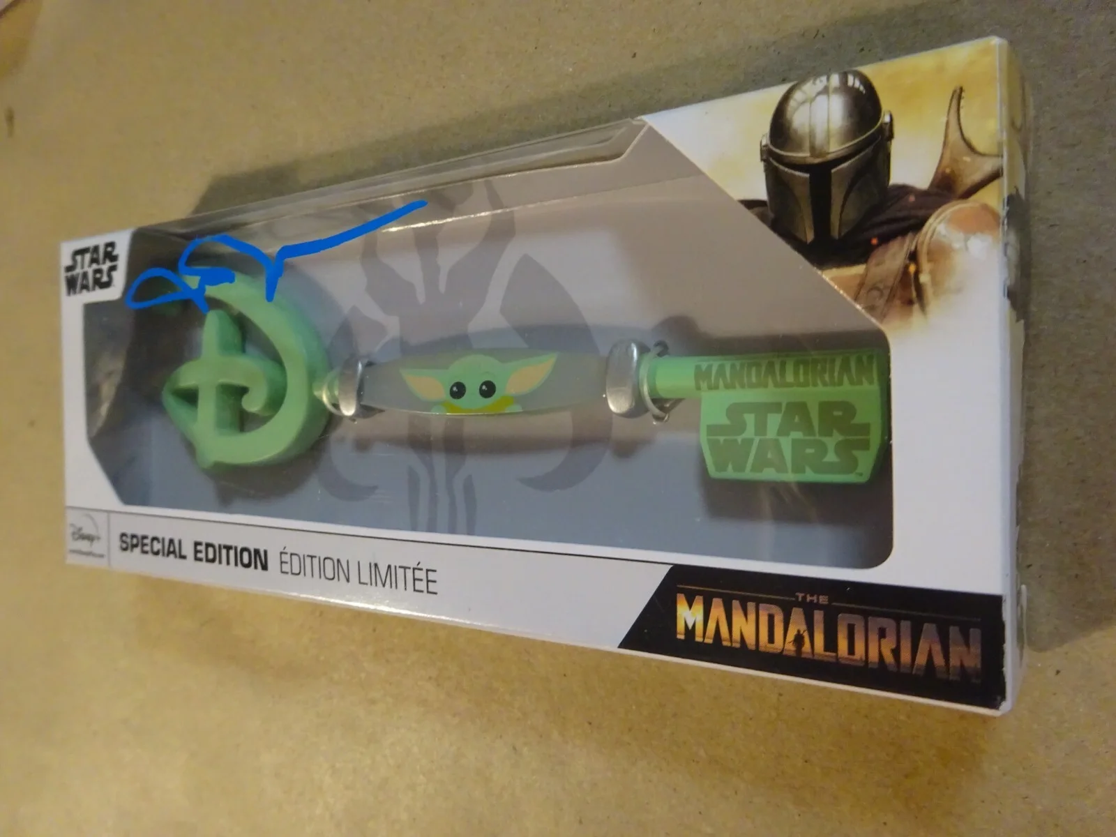 John Rosengrant — SIGNED JOHN ROSENGRANT DISNEY Star Wars MANDALORIAN Plastic Key BECKETT BAS COA, image 3