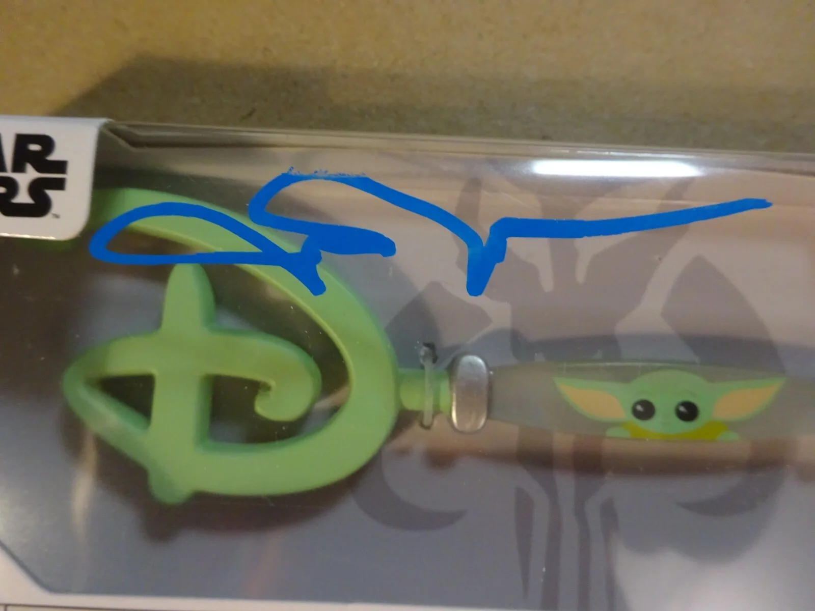 John Rosengrant — SIGNED JOHN ROSENGRANT DISNEY Star Wars MANDALORIAN Plastic Key BECKETT BAS COA, image 4