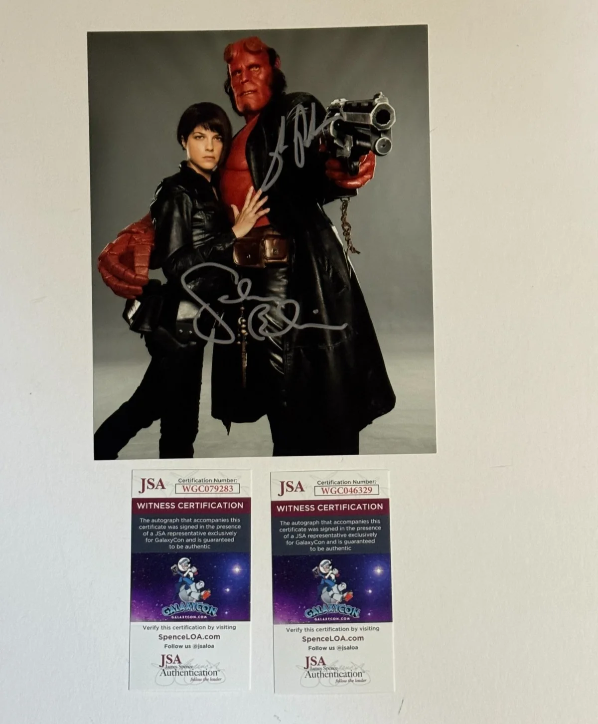 Selma Blair, Ron Perlman — Hellboy 8x10 Photo Cast x2 Signed Ron Perlman, Selma Blair JSA Witnessed, изображение 2