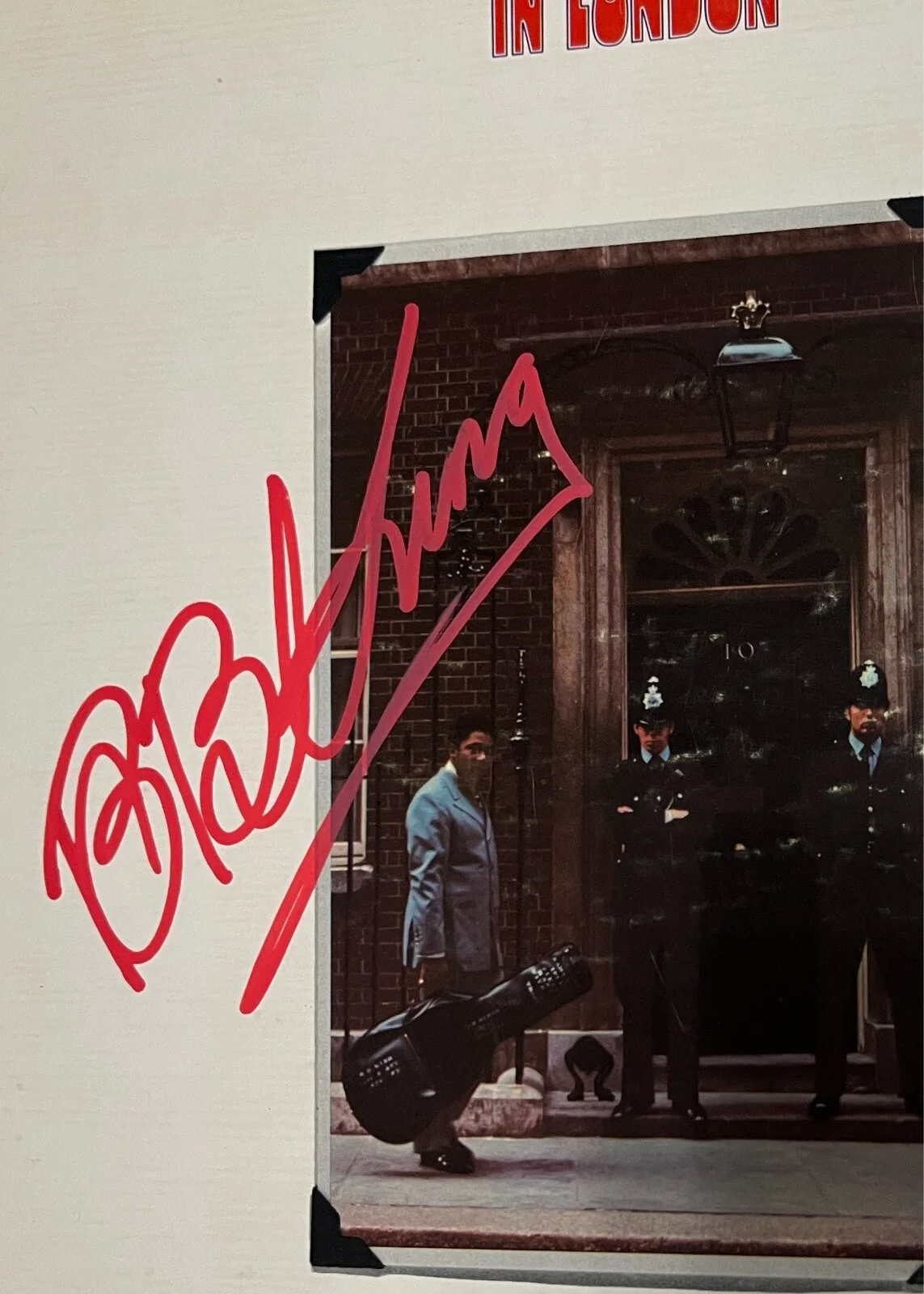 BB KING IN LONDON Signed in Person w/Red Ink Record Album Cover Guitar Pick, изображение 2