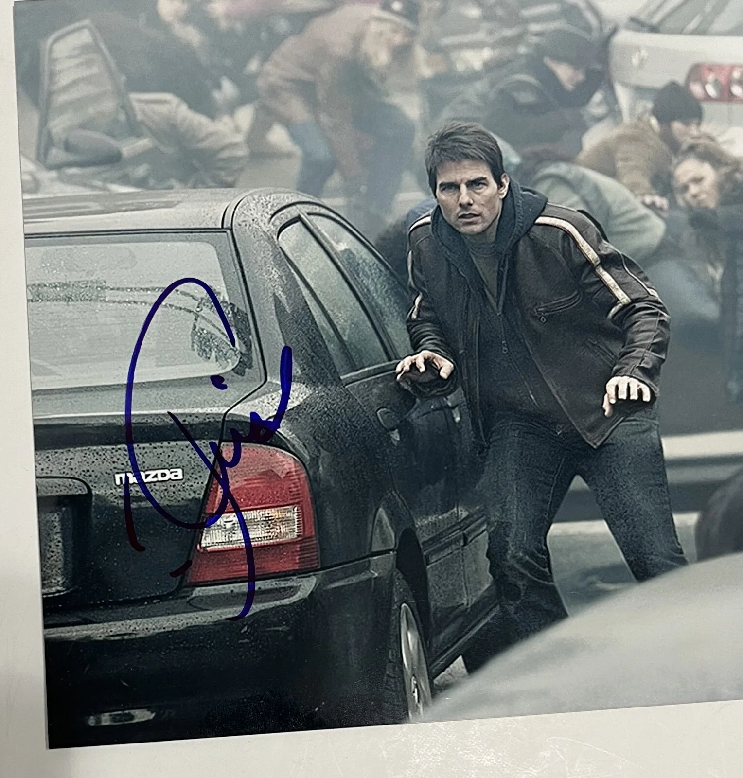 Tom Cruise — TOM CRUISE War of the Worlds Hand Signed Autographed 8x10 Color Photo PSA/DNA, изображение 2
