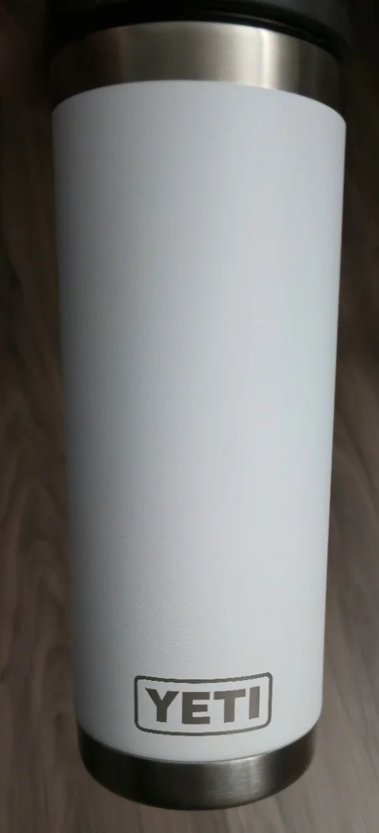TIFFANI AMBER THIESSEN AUTOGRAPH ON STARKIST WHITE YETI 26OZ RAMBLER AUTO RARE, изображение 2