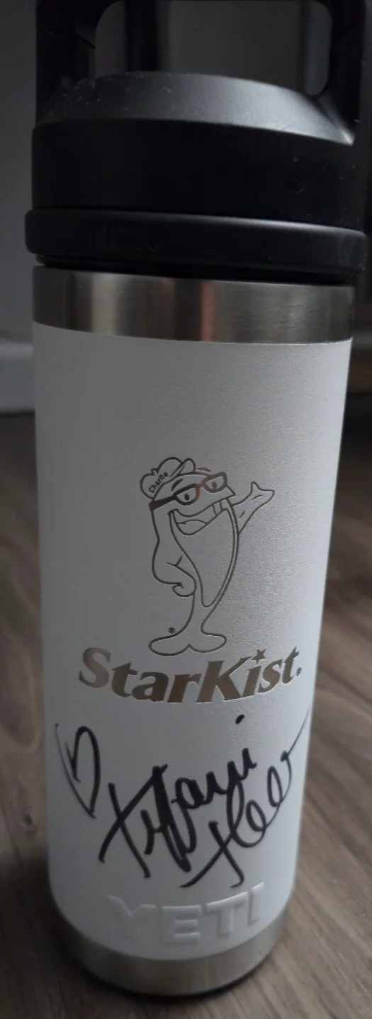 TIFFANI AMBER THIESSEN AUTOGRAPH ON STARKIST WHITE YETI 26OZ RAMBLER AUTO RARE, изображение 3