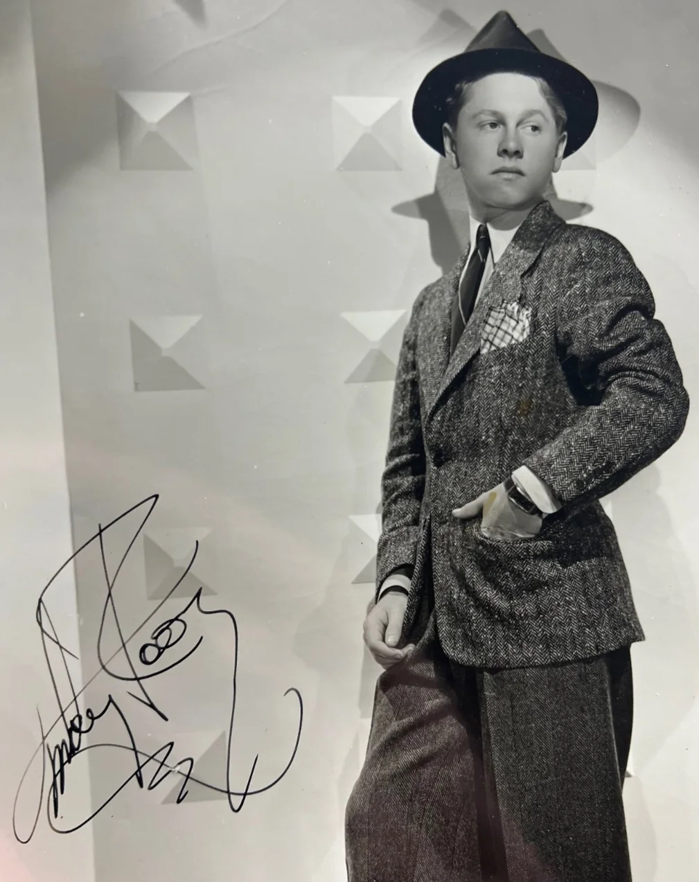 Mickey Rooney — Mickey Rooney Signed 8x10 Vintage Original Photo Young and Tweed Suit, изображение 2