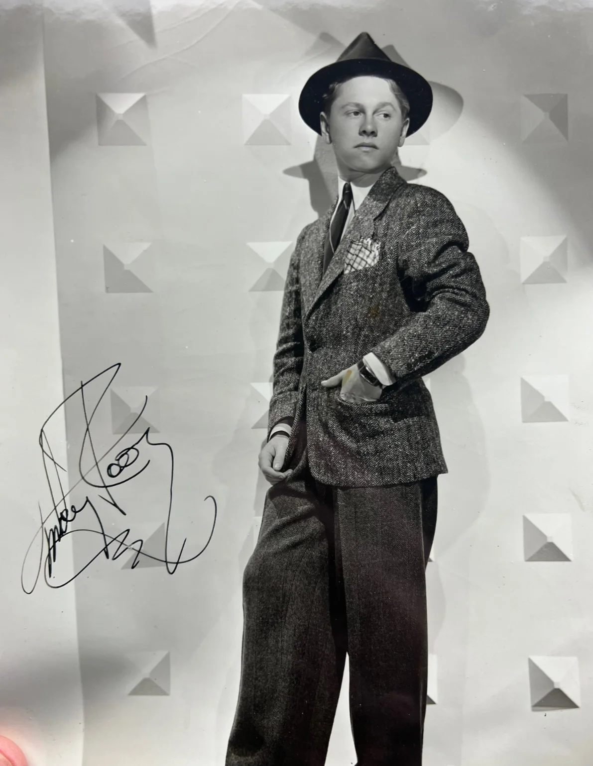 Mickey Rooney — Mickey Rooney Signed 8x10 Vintage Original Photo Young and Tweed Suit, изображение 5