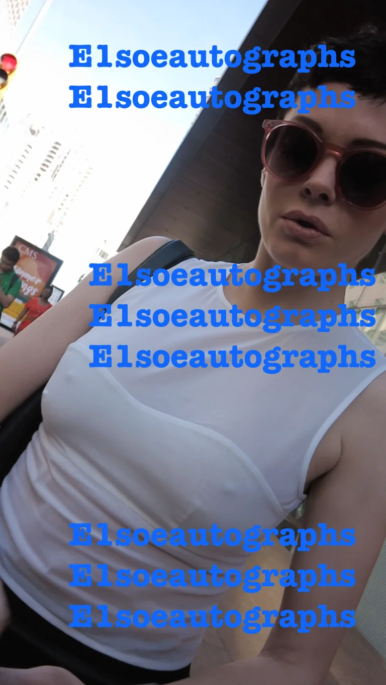 Rose Mcgowan — Rose McGowan signed Rodriguez' Planet Terror 8x10 photo. In Person Exact Proof, image 3
