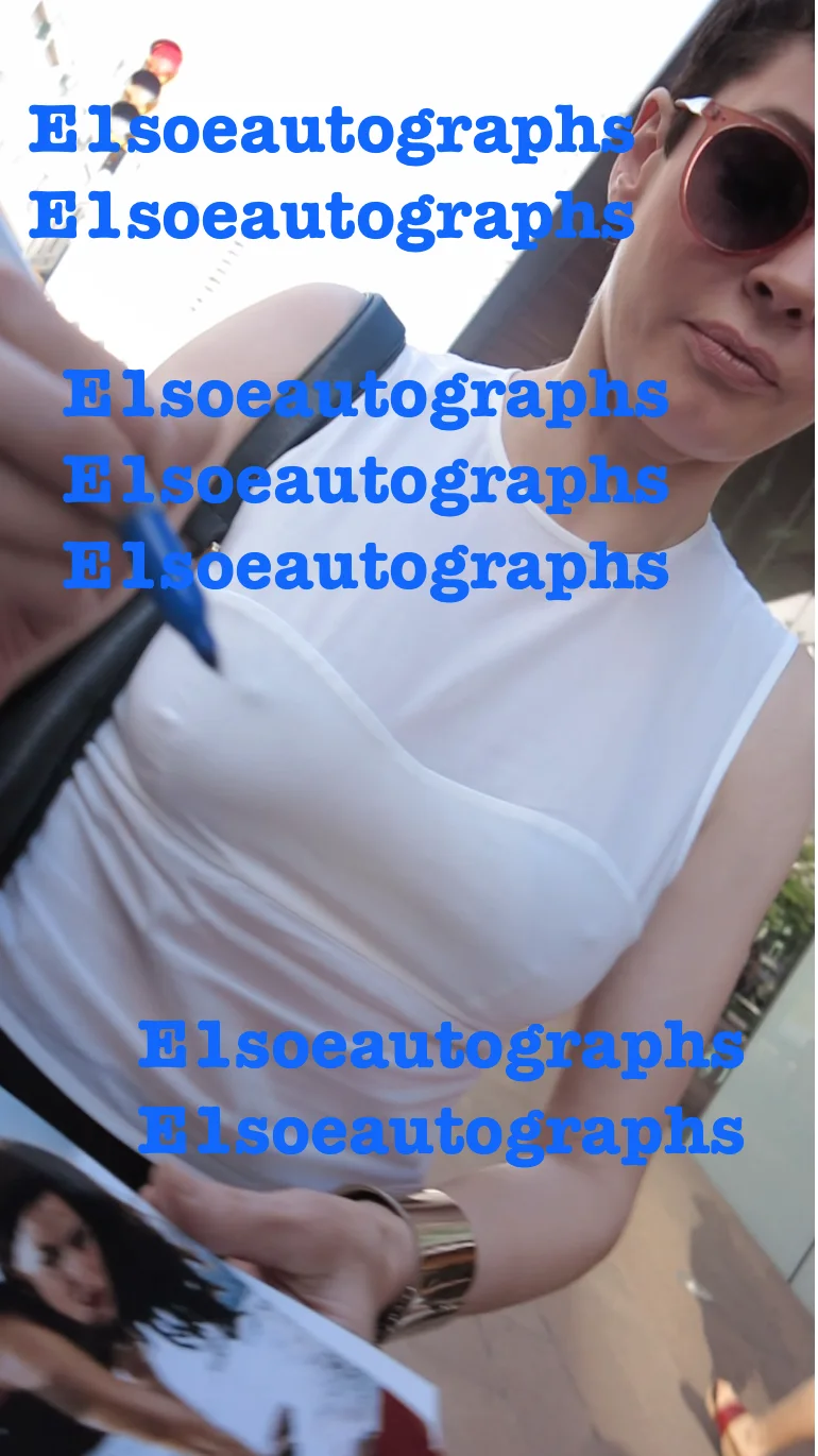Rose Mcgowan — Rose McGowan signed Rodriguez' Planet Terror 8x10 photo. In Person Exact Proof, image 5