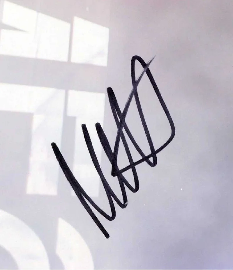 MATT HEALY SIGNED AUTOGRAPHED 11x14 PHOTO LEAD SINGER THE 1975 RARE BECKETT BAS, изображение 2