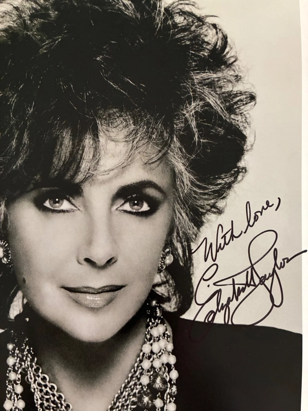Elizabeth Taylor — ELIZABETH TAYLOR Signed 11x14 Photo Autographed "With Love" Portrait Legend, изображение 2