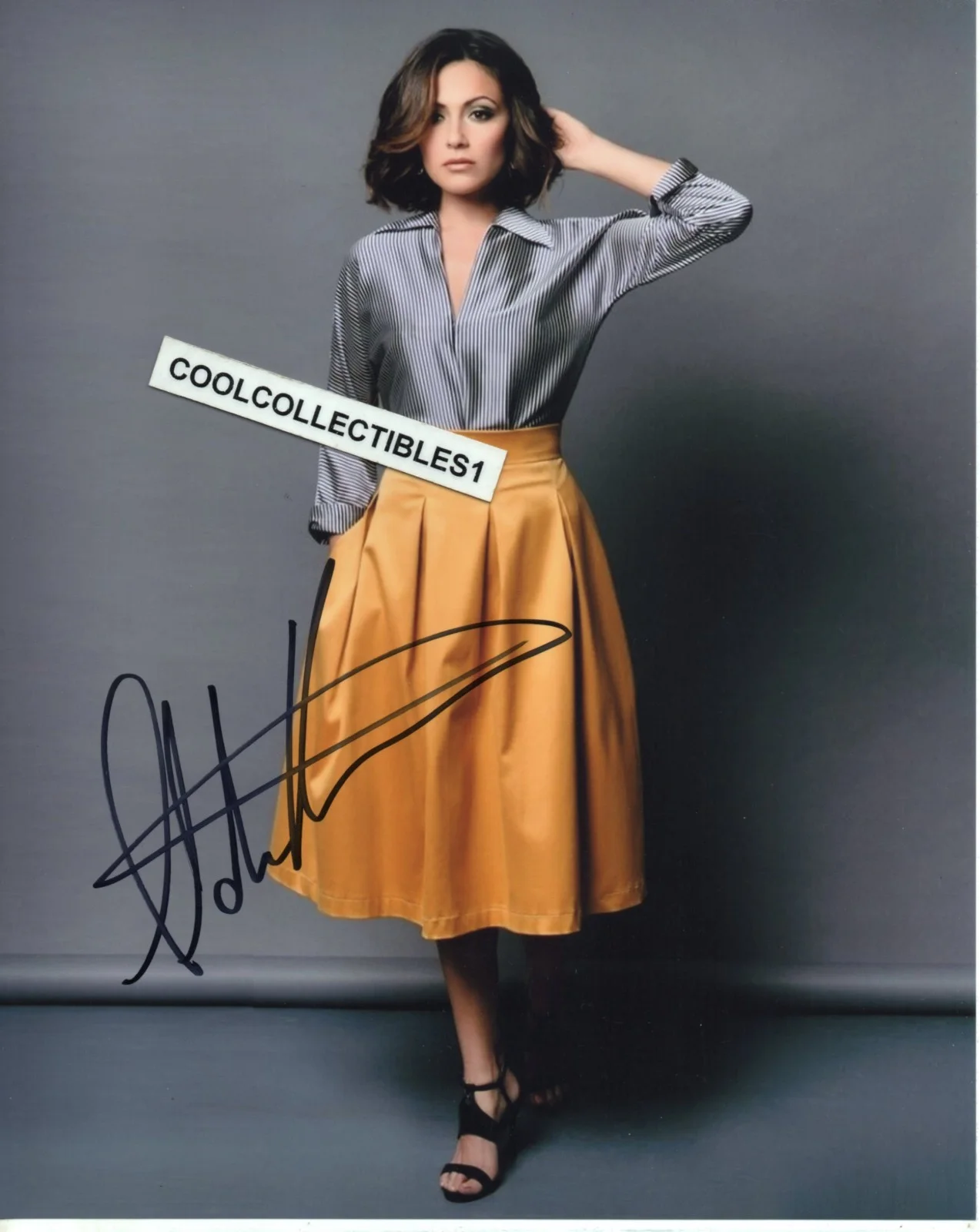 ITALIA RICCI — ITALIA RICCI "DESIGNATED SURVIVOR" IN PERSON SIGNED 8X10 COLOR PHOTO 3 COA