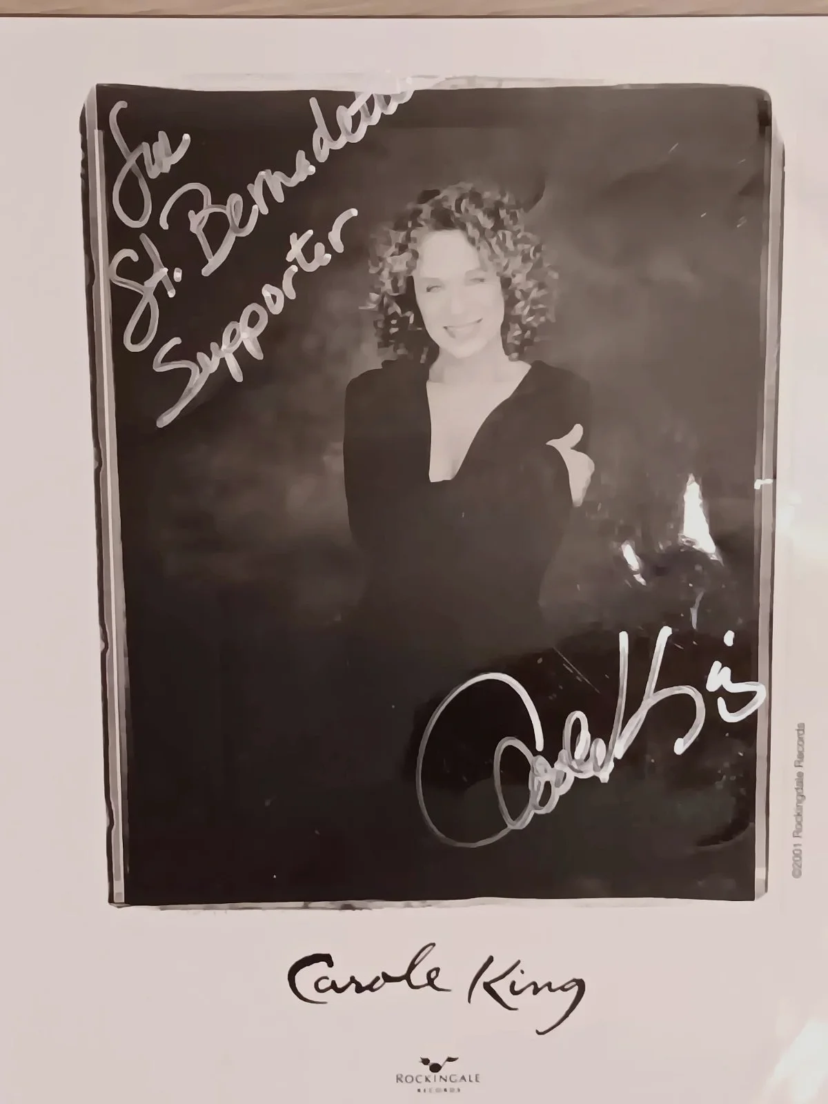 Signed CAROLE KING 8 x 10 PHOTO St. Bernadette Fund Society 2001 Rockingdale PR, изображение 2