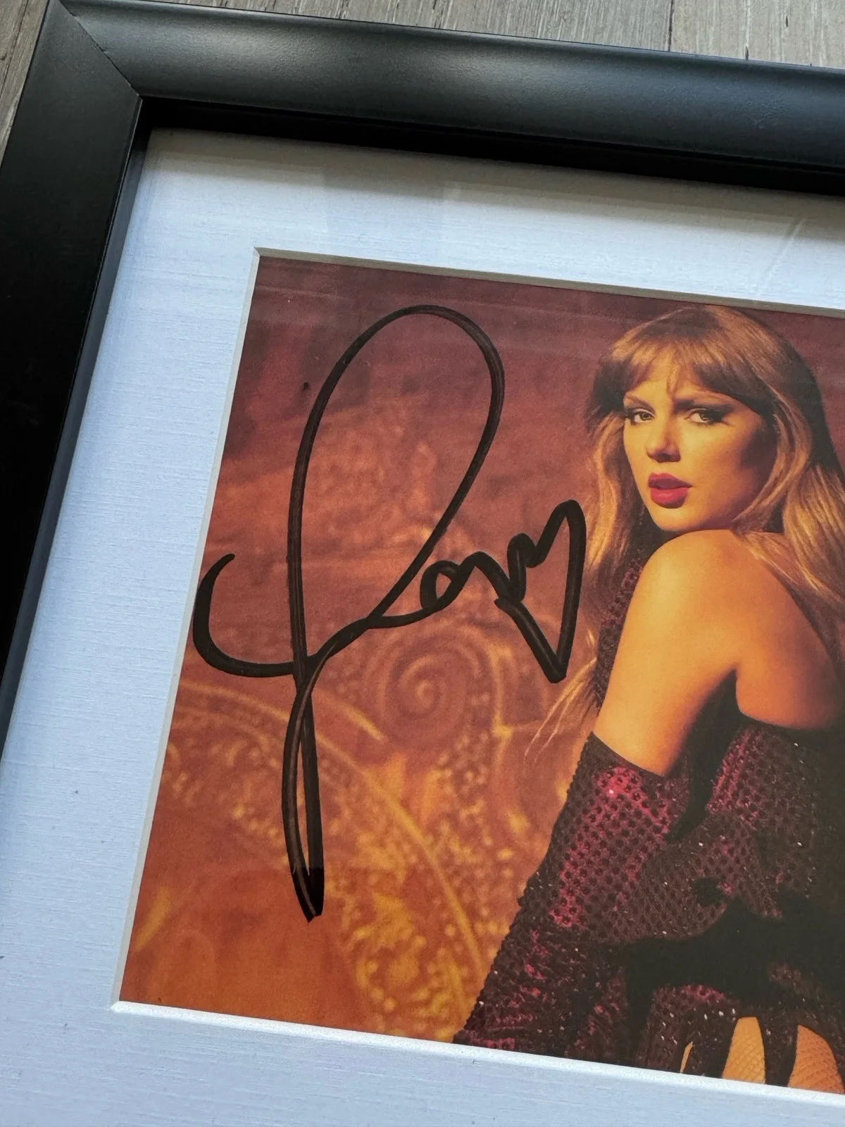 Taylor Swift Signed CD THE LIFE OF A SHOWGIRL #3 Framed 100% AUTHENTIC ✅❤️ NEW, изображение 2