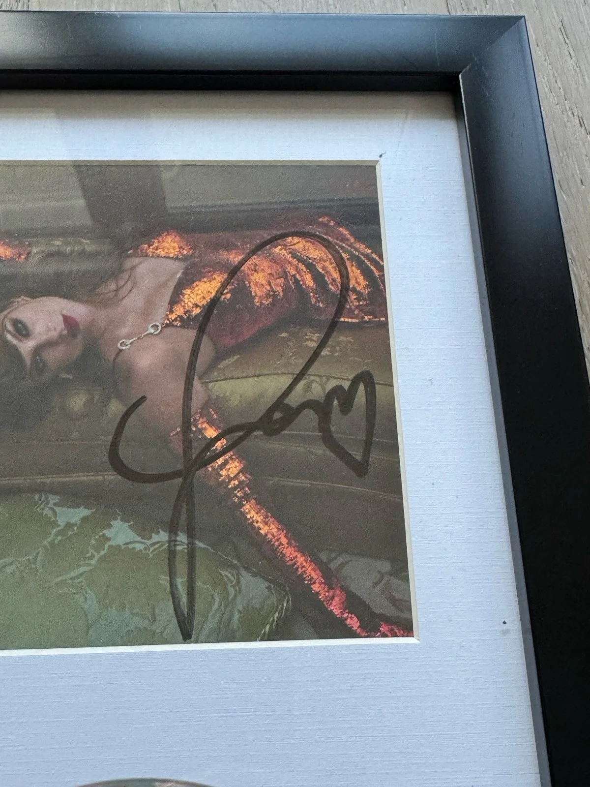 Taylor Swift Signed CD THE LIFE OF A SHOWGIRL #2 Framed 100% AUTHENTIC ✅❤️ NEW, изображение 2