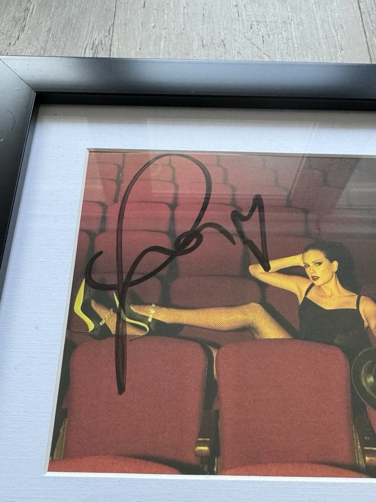 Taylor Swift Signed CD THE LIFE OF A SHOWGIRL #4 Framed 100% AUTHENTIC ✅❤️ NEW, изображение 2